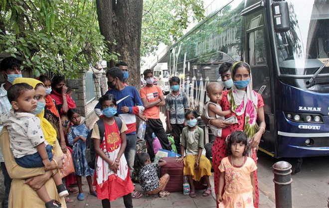Người dân đeo khẩu trang phòng lây nhiễm COVID-19 tại Bangalore, Ấn Độ. (Ảnh: THX/TTXVN) Hơn 230 triệu dân Ấn Độ rơi vào cảnh nghèo khó do COVID-19 ảnh 1