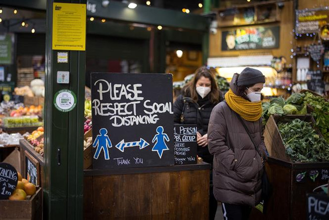 Người dân mua sắm tại chợ Borough ở London, Anh. (Ảnh: AFP/TTXVN) Những tín hiệu bấp bênh về sự phục hồi của nền kinh tế toàn cầu ảnh 2
