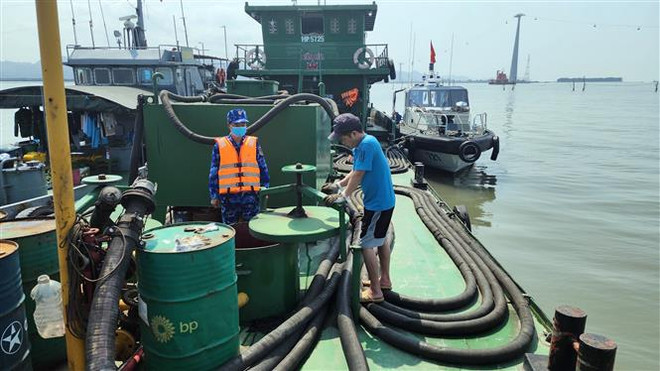Tạm giữ một tàu chở dầu DO và FO không rõ nguồn gốc hợp pháp ảnh 1