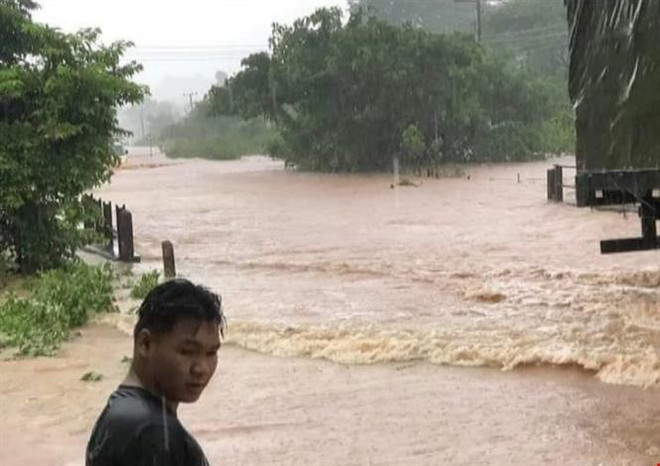 Quốc lộ 8 của Lào nối với Việt Nam tạm ngừng lưu thông do sạt lở đất ảnh 1