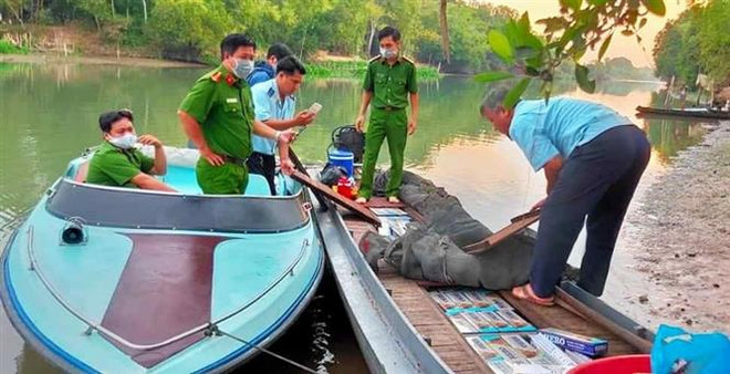An Giang bắt giữ thuyền máy chở 15.000 gói thuốc lá ngoại nhập lậu ảnh 1