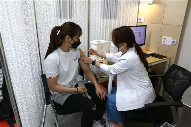 Nhân viên y tế tiêm vaccine ngừa COVID-19 cho người dân tại Seoul, Hàn Quốc. (Ảnh: AFP/TTXVN) Johnson & Johnson đệ đơn lên Chính phủ Nhật Bản xin cấp phép vaccine ảnh 2