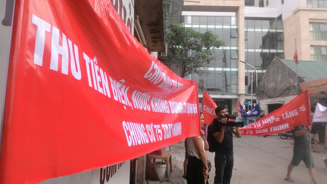 Bức xúc vì chủ đầu tư, cư dân Helios Tam Trinh “xuống đường” ảnh 2