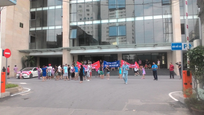 Bức xúc vì chủ đầu tư, cư dân Helios Tam Trinh “xuống đường” ảnh 1