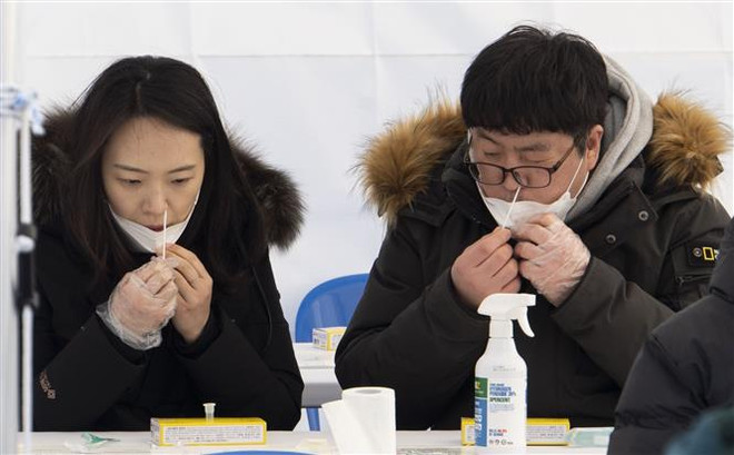 Trung Quốc lần đầu cho phép bán đại trà các bộ test nhanh COVID-19 ảnh 1