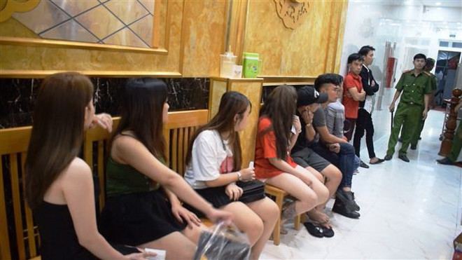 Xét nghiệm nhanh tại quán karaoke, 17 người dương tính với ma túy ảnh 1