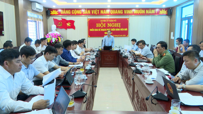 Ông Nguyễn Ngọc Sơn Phó Bí thư Thường trực Huyện ủy Nậm Pồ chỉ trì Hội nghị Triển khai Kế hoạch phát triển Đảng viên mới tại địa phương. (Ảnh minh họa: PV/TTXVN) 2.jpg