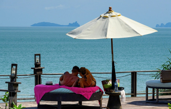 Khách du lịch vui chơi tại khu nghỉ dưỡng trên đảo Koh Yao Yai, Phuket, Thái Lan, ngày 23/11/2020. (Ảnh: AFP/TTXVN) Dịch COVID-19: Thái Lan chuẩn bị cho kế hoạch mở cửa lại bầu trời ảnh 1