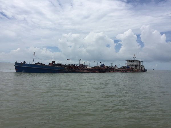 Thanh Hóa phát hiện hai sà lan trôi dạt tự do vào bờ sau cơn bão ảnh 1