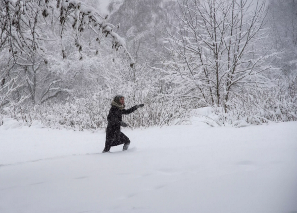 Tuyết rơi dày kỷ lục hơn 40cm tại thủ đô nước Nga gây thương vong ảnh 1