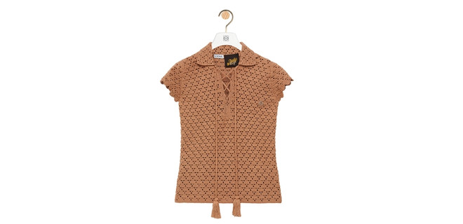 Loewe: Áo polo đan thủ công với phần tay hình vỏ sò, dây buộc đính quả tua. Cobweb Work: Xu hướng thời trang thủ công được yêu thích nhất mùa Hè ảnh 6