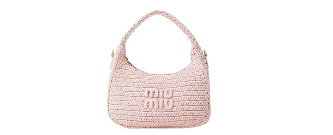 Miu Miu: Cổ điển nhưng không gò bó, chiếc túi hobo móc sợi cotton dành cho những tâm hồn tự do. Cobweb Work: Xu hướng thời trang thủ công được yêu thích nhất mùa Hè ảnh 7