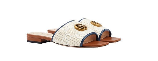 Gucci: Kỹ thuật đan móc được ứng dụng trên sợi cotton ở phần quai dép tạo dấu ấn phá cách. Cobweb Work: Xu hướng thời trang thủ công được yêu thích nhất mùa Hè ảnh 9