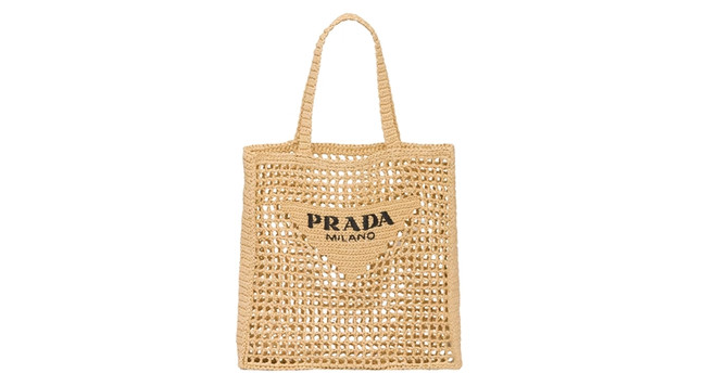 Prada: Chiếc túi tote có thiết kế mềm mại từ sợi cọ, chất liệu thiên nhiên mang đậm không khí mùa Hè. Cobweb Work: Xu hướng thời trang thủ công được yêu thích nhất mùa Hè ảnh 10