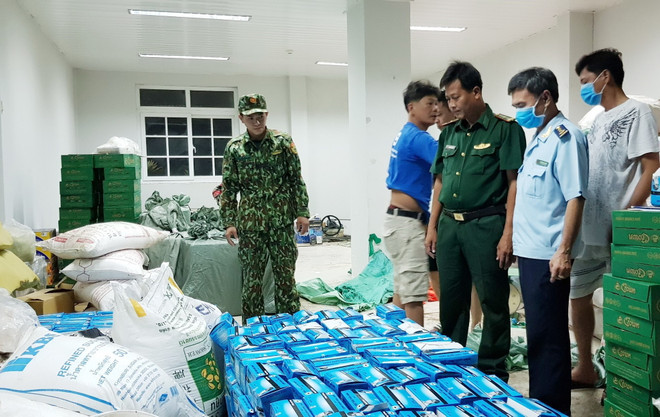 Bắt giữ 2 vụ xuất lậu khẩu trang y tế số lượng lớn sang Campuchia ảnh 1