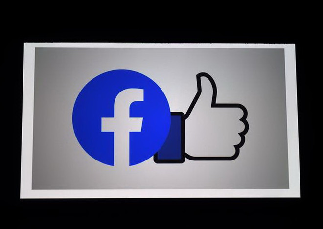 Biểu tượng Facebook trên màn hình điện thoại di động ở Arlington, Virginia, Mỹ. (Ảnh: AFP/TTXVN) Facebook điều chỉnh thỏa thuận tại Anh để “né” luât bảo mật ảnh 1