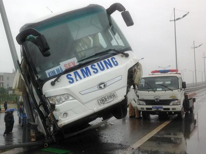 Xe Samsung chở công nhân lật nghiêng trên đường cao tốc ảnh 1
