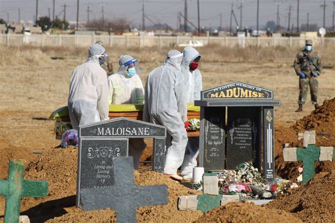 Bộ trưởng Nigeria đầu tiên nhiễm bệnh, Nam Phi có hơn 5.000 ca tử vong ảnh 2