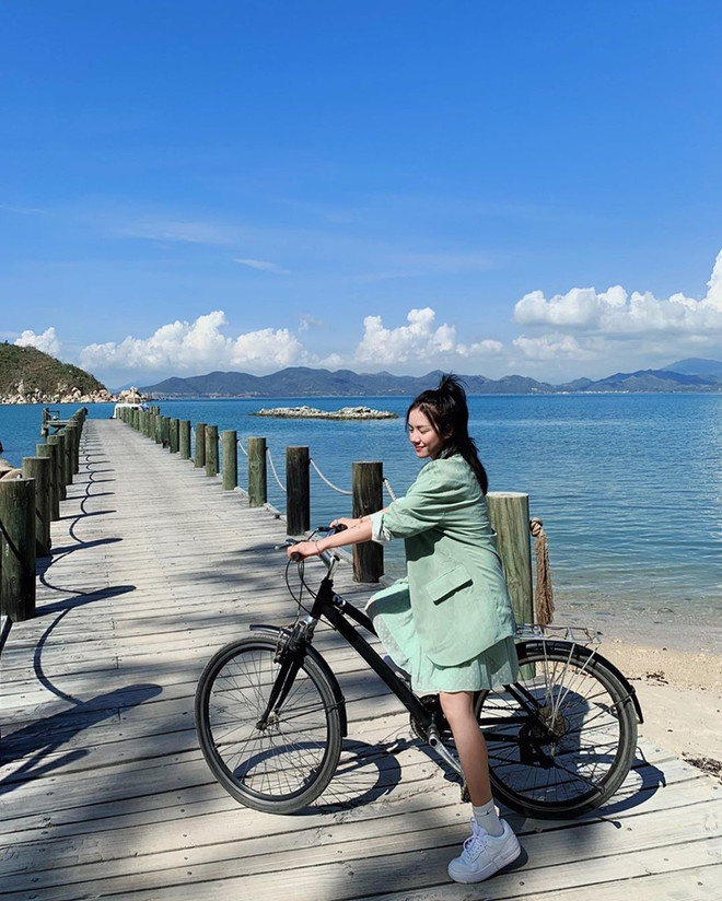 Thanh Hằng, Hà Hồ đọ street style nữ tính cùng dàn mỹ nhân Việt ảnh 22