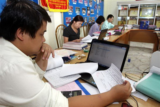 Hoạt động nghiệp vụ của Kiểm toán Nhà nước chuyên ngành 5 tại Sở Giáo dục và Đào tạo Hà Nam. (Ảnh: Phạm Hậu/TTXVN) Hoàn thiện khung pháp lý hoạt động kiểm toán, đáp ứng yêu cầu thực tế ảnh 1