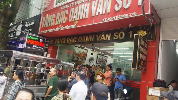 Người dân vây quanh cửa hàng vàng bạc Oanh Vân 1. (Ảnh: Trọng Lịch/Vietnam+) Vĩnh Phúc điều tra vụ cửa hàng vàng bạc huy động vốn trái quy định ảnh 2