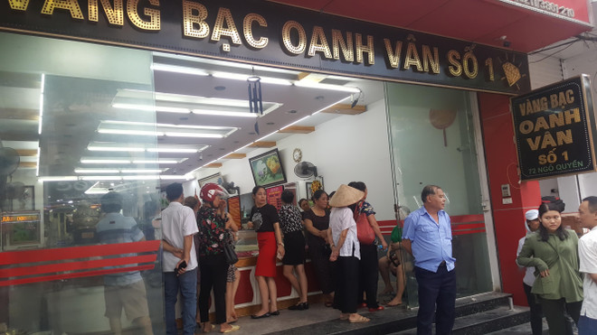 Người dân vây quanh cửa hàng vàng bạc Oanh Vân 1. (Ảnh: Trọng Lịch/Vietnam+) Vĩnh Phúc điều tra vụ cửa hàng vàng bạc huy động vốn trái quy định ảnh 1