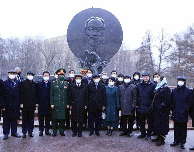 Chủ tịch nước dâng hoa tại Tượng đài Bác Hồ ở thủ đô Moskva ảnh 1