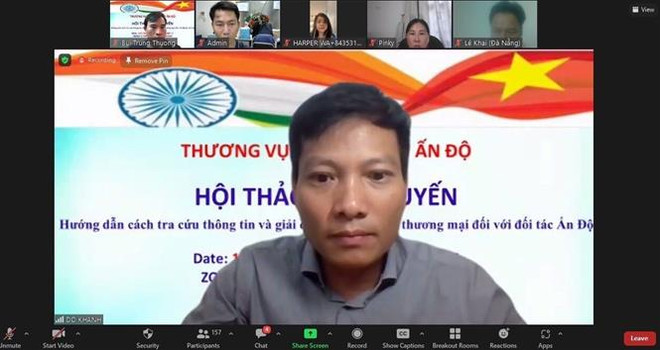 Ông Đỗ Duy Khánh, Bí thư Thứ nhất Thương vụ Việt Nam tại Ấn Độ, trực tiếp hướng dẫn các doanh nghiệp trên website để tìm kiếm các thông tin về doanh nghiệp và hướng dẫn gửi khiếu nại trên website của Tổng cục Ngoại thương Ấn Độ. (Ảnh: Ngọc Thúy/TTXVN) Doanh nghiệp Việt Nam cần tìm hiểu kỹ thông tin về đối tác tại Ấn Độ ảnh 1
