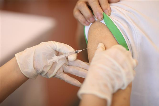 (Ảnh minh họa. Minh Quyết/TTXVN) Vụ 57 trẻ dưới 18 tuổi tiêm vaccine: Kỷ luật giám đốc trung tâm y tế ảnh 1
