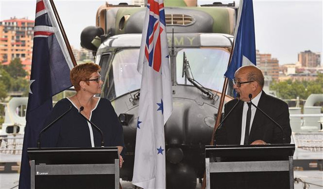 Ngoại trưởng Pháp Jean-Yves Le Drian (phải) và người đồng cấp Australia Marise Payne trong cuộc họp báo chung công bố thoả thuận mua tàu ngầm giữa hai nước, tại Sydney (Australia) ngày 19/12/2016. (Ảnh: AFP/TTXVN) NATO lên tiếng về bất đồng vụ tàu ngầm giữa Pháp với Mỹ và Australia ảnh 1