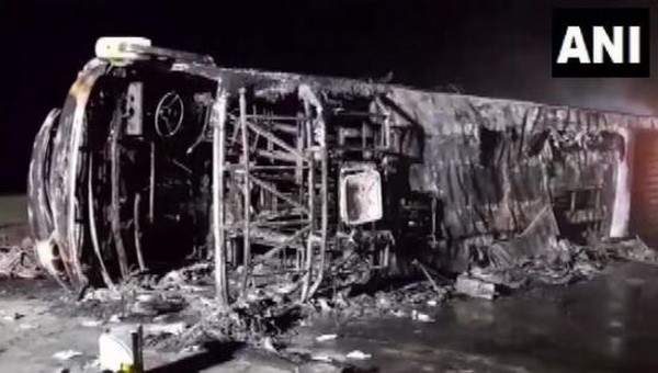 Một chiếc xe buýt bốc cháy tại Ấn Độ khiến 25 người thiệt mạng ảnh 1