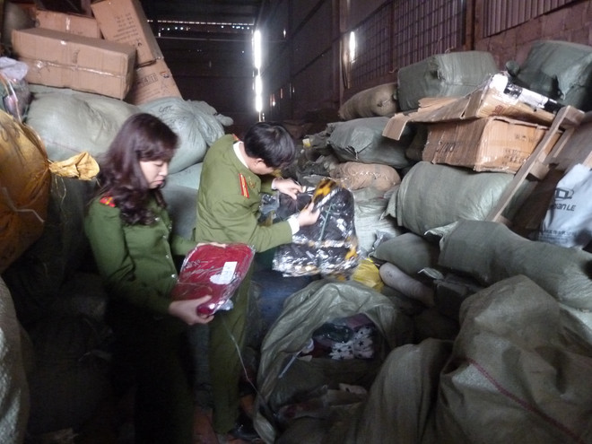 Bắt giữ gần hai mươi tấn hàng nhập lậu từ Quảng Ninh về Hà Nội ảnh 1
