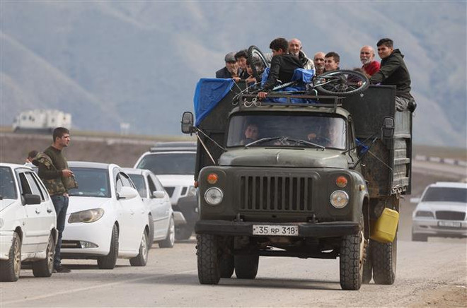 Người tị nạn Armenia rời khỏi Nagorny-Karabakh đi lánh nạn tới các thành phố của Armenia ngày 26/9. (Ảnh: AFP/TTXVN) Đức kêu gọi Armenia và Azerbaijan khôi phục đàm phán hòa bình ảnh 1