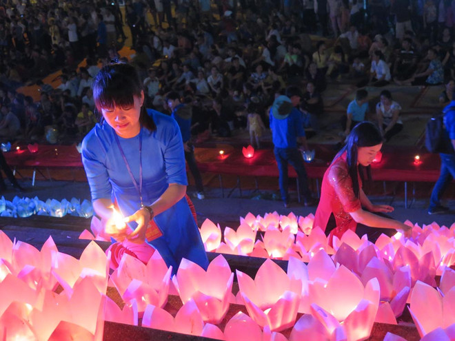 Thái Lan tổ chức lễ hội thả hoa đăng Loi Krathong tại Việt Nam ảnh 1