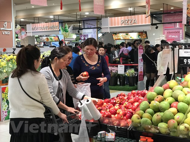 Người tiêu dùng mua sắm hàng hóa tại siêu thị. (Ảnh: Đức Duy/Vietnam+) Hà Nội: Quyết tâm cao nhất để thực hiện mục tiêu kinh tế-xã hội ảnh 1