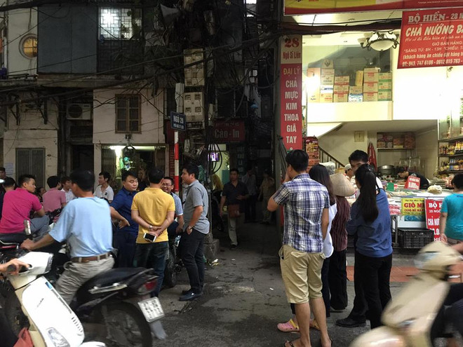 Hà Nội: Dùng dao đâm hàng xóm rồi cố thủ 6 tiếng trong nhà ảnh 1