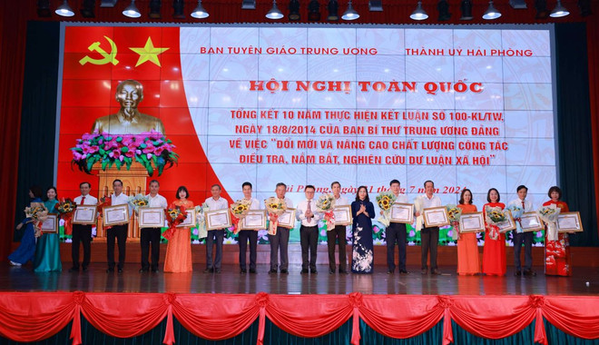 Các cá nhân có thành tích xuất sắc trong triển khai thực hiện "Đổi mới và nâng cao chất lượng công tác điều tra, nắm bắt, nghiên cứu dư luận xã hội" nhận Bằng khen của Ban Tuyên giáo Trung ương. (Ảnh: Thanh Tùng/TTXVN) ttxvn_ket_luan_so_100.jpg