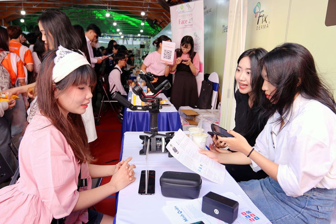 Đông đảo sinh viên, người lao động tìm việc tại “Sàn giao dịch việc làm liên kết vùng trực tiếp và trực tuyến” năm 2024. (Ảnh: Thanh Vũ/TTXVN) ttxvn-viec lam2.jpg