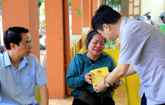 Phó Chủ tịch Ủy ban Nhân dân tỉnh Thái Bình Phạm Văn Nghiêm trao hỗ trợ 20 triệu đồng cho đại diện gia đình nạn nhân. (Ảnh: Thế Duyệt/TTXVN) ttxvn-_bi_bo_quen_tren_xe_o_to_2.jpg