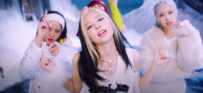 Những bộ cánh lộng lẫy được Blackpink lăngxê trong MV mới ảnh 10