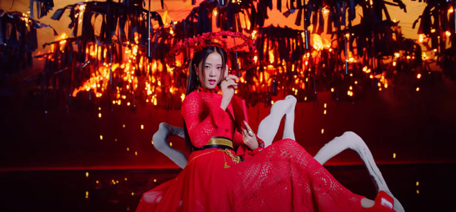 Những bộ cánh lộng lẫy được Blackpink lăngxê trong MV mới ảnh 8