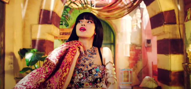 Những bộ cánh lộng lẫy được Blackpink lăngxê trong MV mới ảnh 7