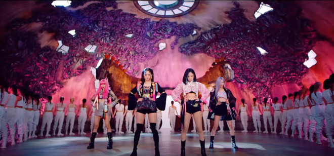 Những bộ cánh lộng lẫy được Blackpink lăngxê trong MV mới ảnh 15
