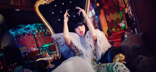 Những bộ cánh lộng lẫy được Blackpink lăngxê trong MV mới ảnh 6