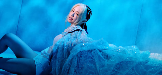 Những bộ cánh lộng lẫy được Blackpink lăngxê trong MV mới ảnh 2