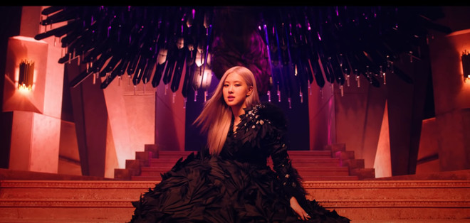 Những bộ cánh lộng lẫy được Blackpink lăngxê trong MV mới ảnh 14