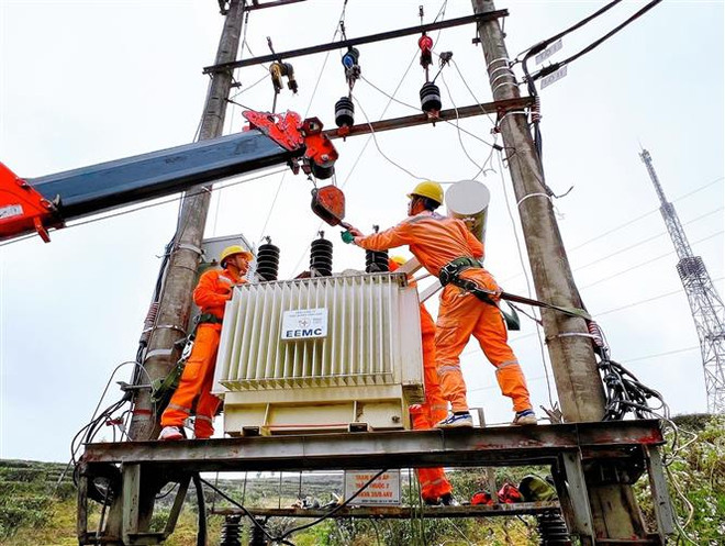 Điện lực Tân Uyên (Lai Châu) thay máy biến áp phục vụ chống quá tải. (Ảnh: Nguyễn Oanh/TTXVN) Giải pháp tháo gỡ khó khăn với chính sách giá điện, thị trường điện ảnh 2