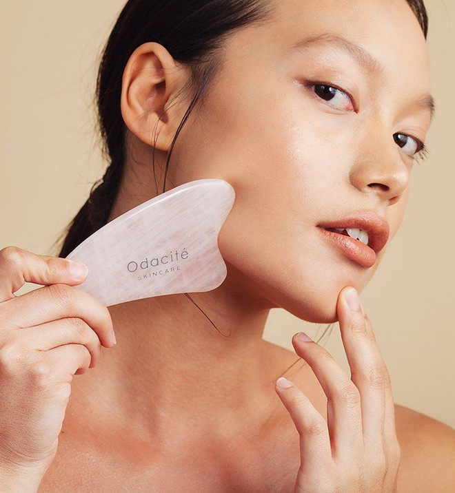 Massage mặt bằng đá gua sha để chống lão hóa và giảm căng thẳng ảnh 2