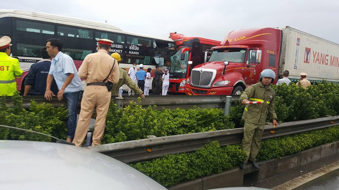 Hà Nội: Xe biển số Lào bị đâm trên cao tốc, 10 người bị thương ảnh 1