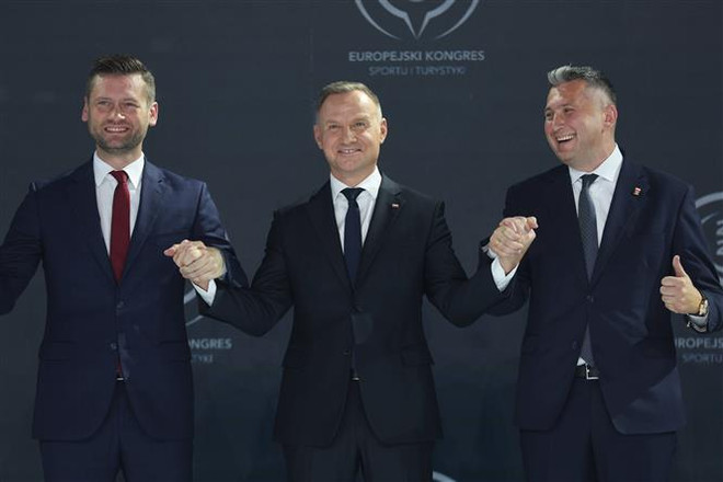 Tổng thống Ba Lan Andrzej Duda (giữa) tại cuộc họp báo ở Zakopane, ngày 27/9. (Ảnh: PAP/TTXVN) Ba Lan quyết định sẽ xin đăng cai Olympic mùa Hè năm 2036 ảnh 1
